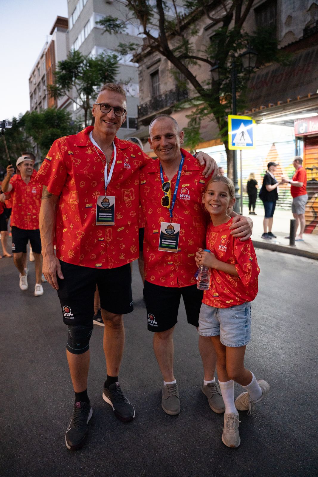 Jugadores MVPs con su familia tras el partido